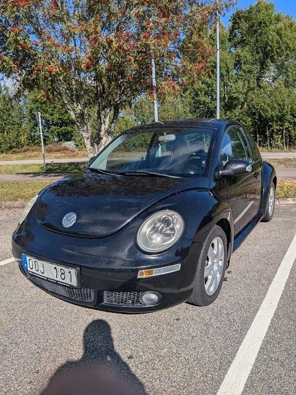 Svart Begagnad 2006 VW Beetle Highline Halvkombi | 35 000 kr (Marknadspris) - Bild 1/4