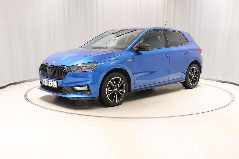 Blå (race blue metallic) Begagnad 2024 Skoda Fabia Monte Carlo Halvkombi | 214 400 kr (Marknadspris) - Bild 1/4