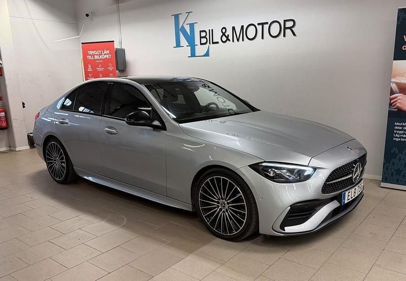 Silver Begagnad 2022 Mercedes C220 AMG line Sedan | 384 900 kr (Marknadspris) - Bild 1/4