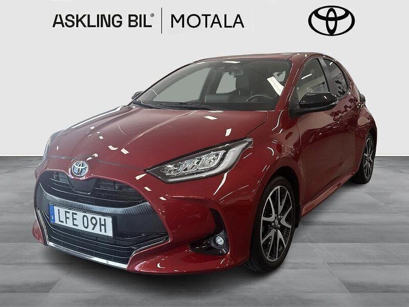 Röd Begagnad 2021 Toyota Yaris Hybrid Style Halvkombi | 225 000 kr (Marknadspris) - Bild 1/3