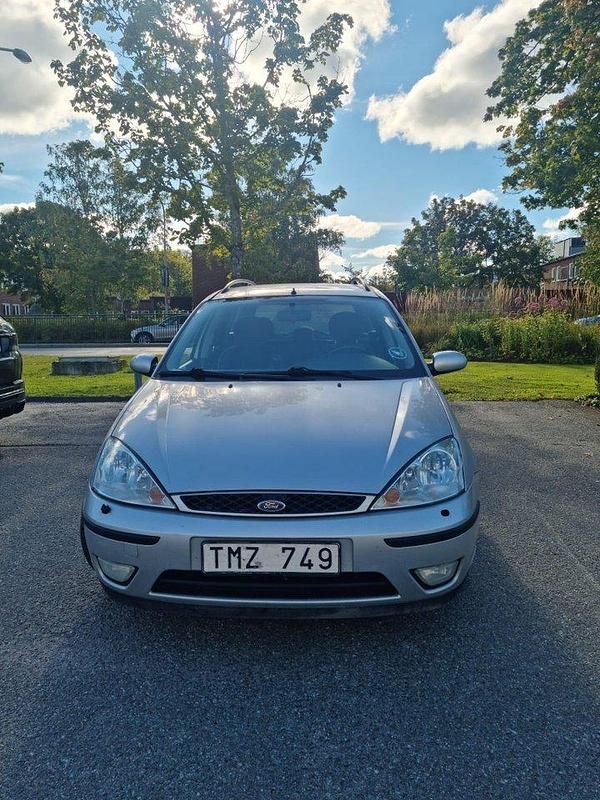 Silver Begagnad 2003 Ford Focus Kombi | 12 000 kr (Marknadspris) - Bild 1/4