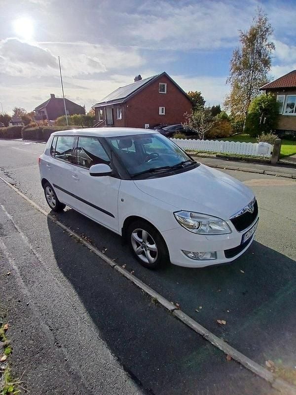Vit Begagnad 2013 Skoda Fabia Elegance Halvkombi | 36 000 kr (Marknadspris) - Bild 1/4