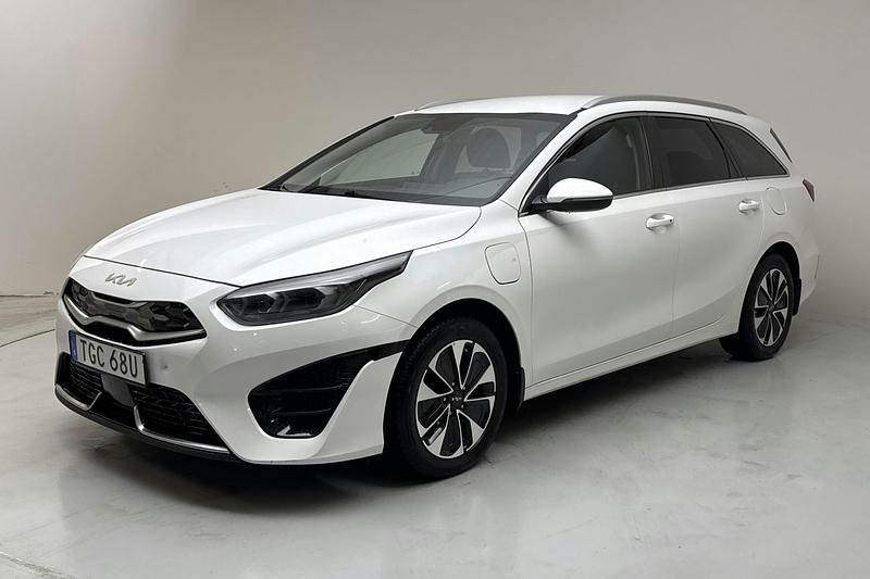 Vit Begagnad 2023 Kia Ceed Sportswagon Advance Kombi | 250 000 kr (Marknadspris) - Bild 1/4