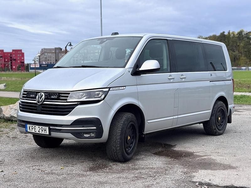 Silver Begagnad 2021 VW Multivan Highline Minibuss | 559 000 kr (Bra pris) - Bild 1/4