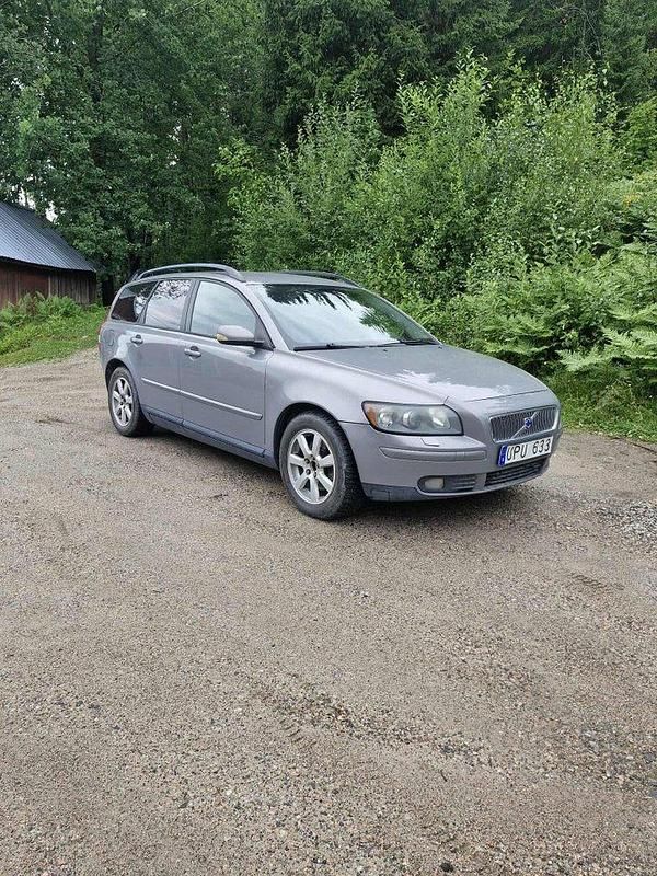 Grå Begagnad 2004 Volvo V50 Kombi | 10 000 kr (Marknadspris) - Bild 1/4