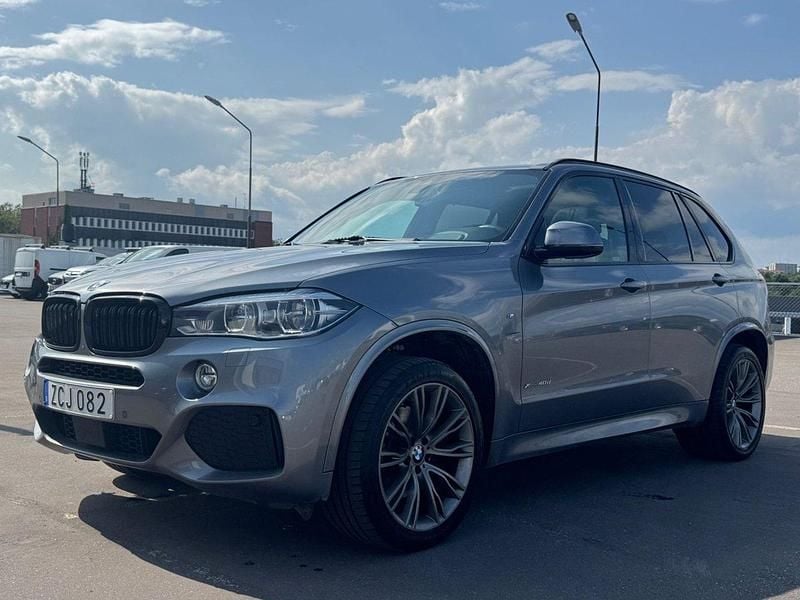 Grå Begagnad 2017 BMW X5 M Sport SUV | 409 900 kr (Lite dyr) - Bild 1/4