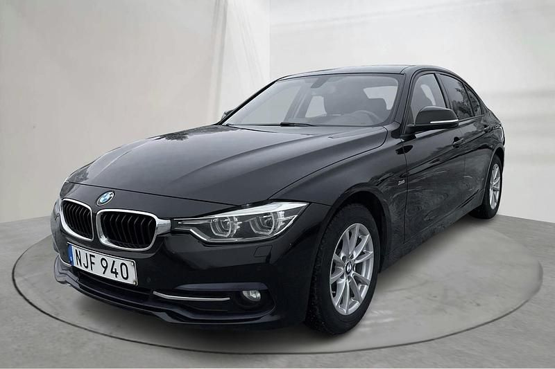 Svart Begagnad 2016 BMW 318 Sport Line Sedan | 140 000 kr (Marknadspris) - Bild 1/4