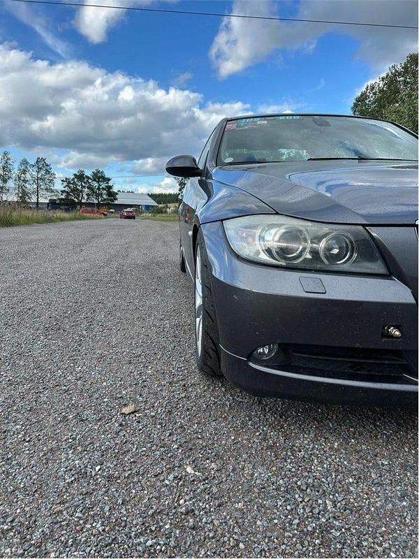 Begagnad 2008 BMW 330 Sedan | 89 000 kr - Bild 1/4