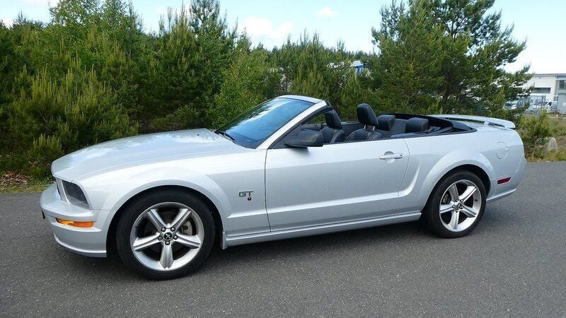 Silver Begagnad 2006 Ford Mustang GT Cab | 249 000 kr (Marknadspris) - Bild 1/4