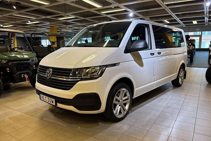 Vit Begagnad 2022 VW Caravelle Minibuss | 379 900 kr (Marknadspris) - Bild 1/4