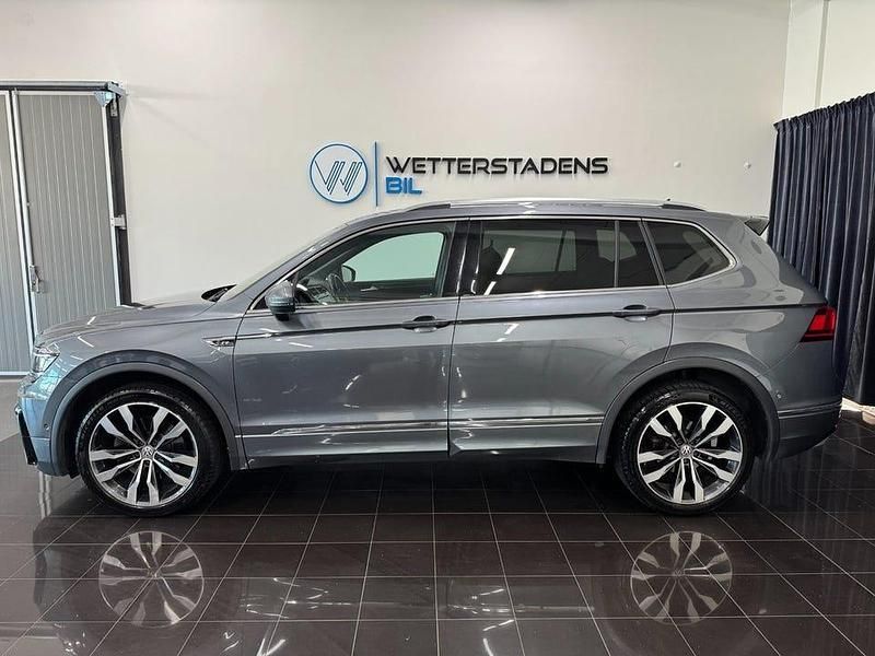 Begagnad VW Tiguan Allspace R-line 200 HK (147 kW) 2021 Mörkgrå (grå) SUV