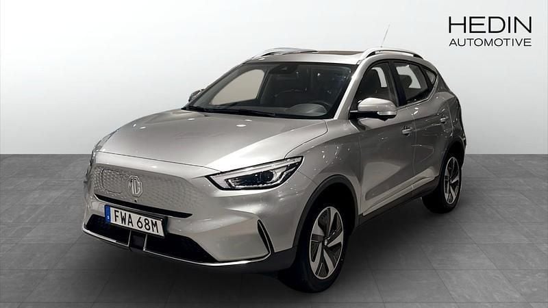 Grå (grey) Begagnad 2022 MG ZS Luxury Sedan | 244 900 kr (Superpris) - Bild 1/4