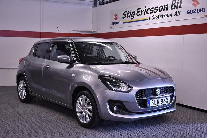 Grå Begagnad 2021 Suzuki Swift Halvkombi | 139 500 kr (Marknadspris) - Bild 1/4