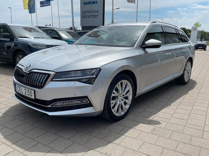 Grå Begagnad 2022 Skoda Superb Business Line Kombi | 339 000 kr (Marknadspris) - Bild 1/4