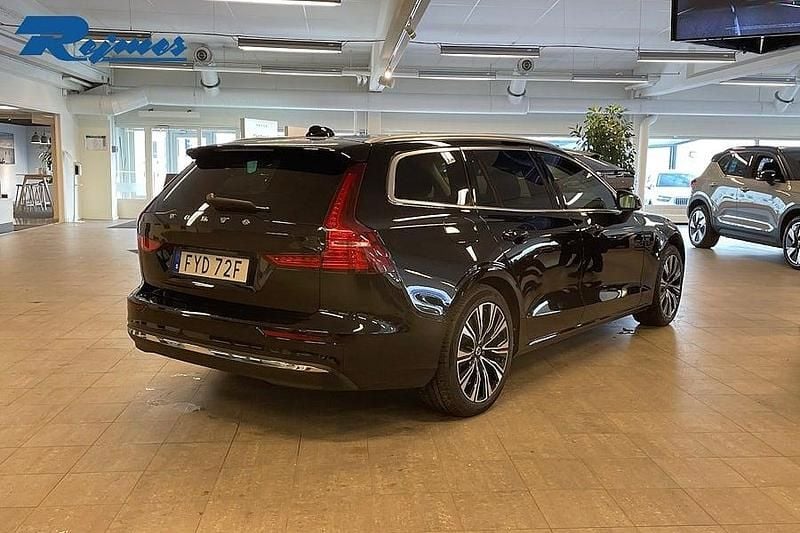 Begagnad Volvo V60 Core 253 HK (186 kW) 2022 Svart Kombi