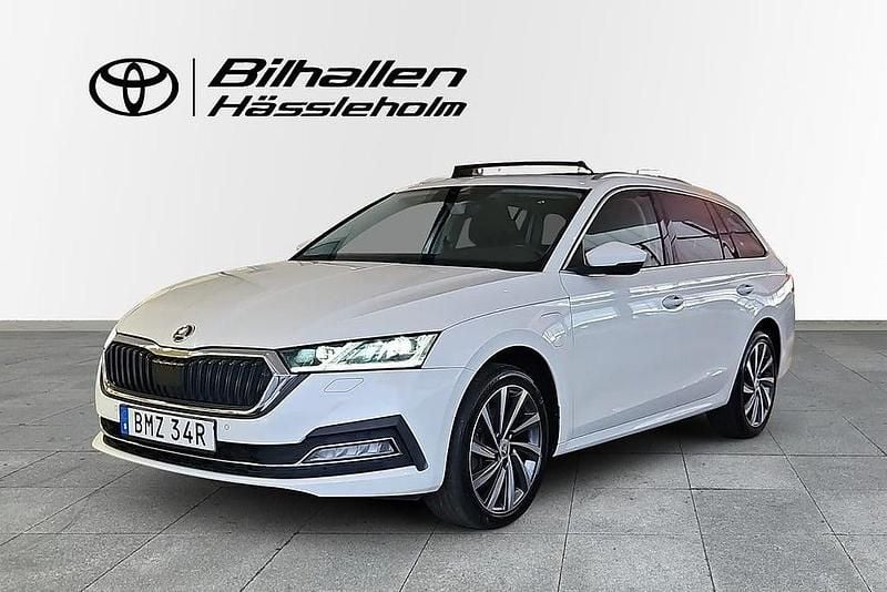 Vit Begagnad 2020 Skoda Octavia Kombi | 239 000 kr (Marknadspris) - Bild 1/3