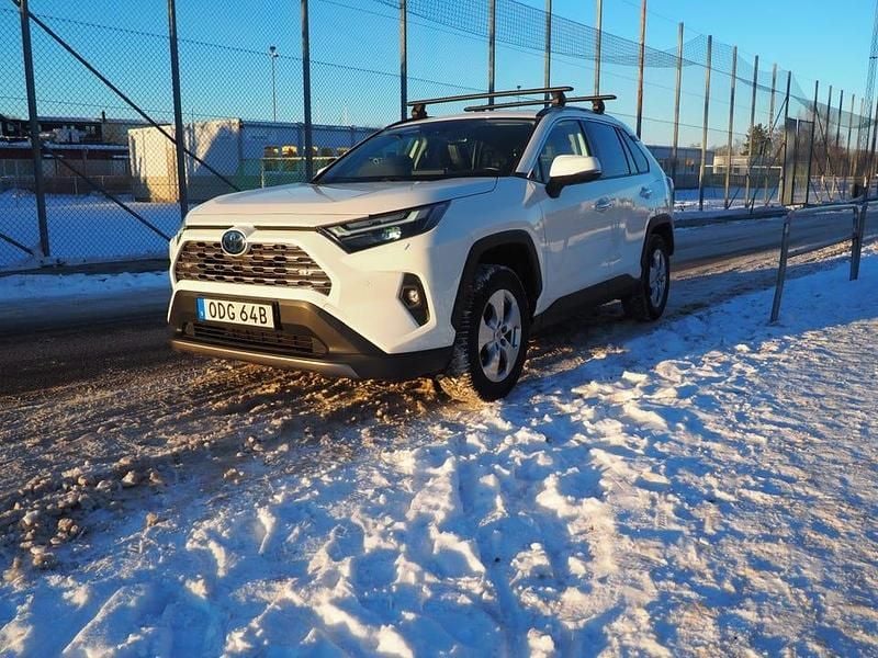 Vit Begagnad 2022 Toyota RAV4 Hybrid Executive SUV | 355 000 kr (Bra pris) - Bild 1/4