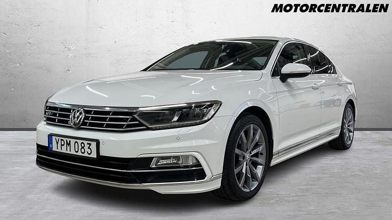 Vit Begagnad 2017 VW Passat R-line Sedan | 229 000 kr (Dyr) - Bild 1/4