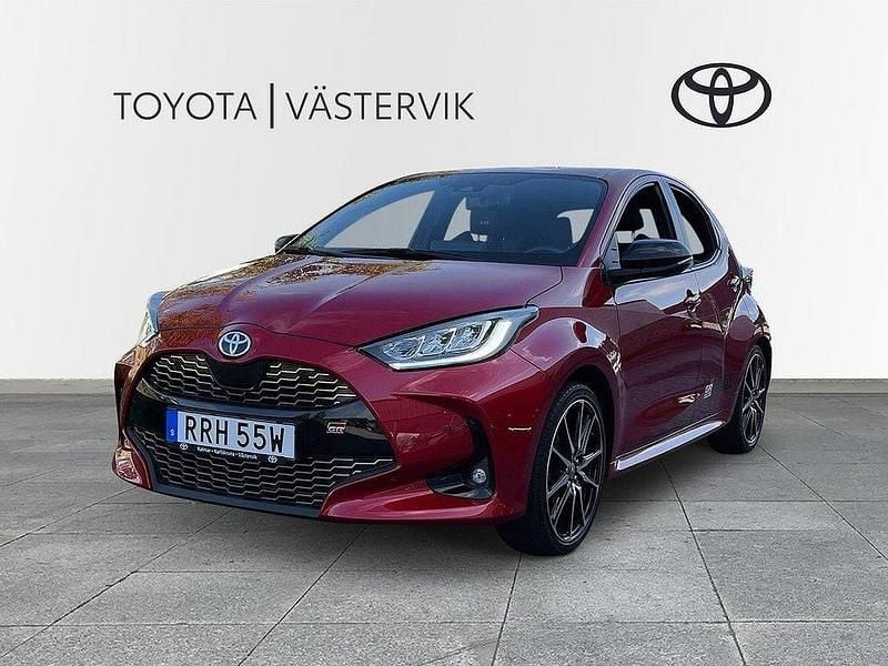 Röd Begagnad 2022 Toyota Yaris Hybrid Sport Halvkombi | 255 000 kr (Marknadspris) - Bild 1/3