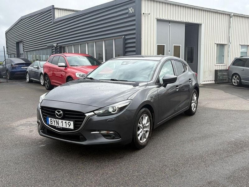 Grå Begagnad 2016 Mazda 3 Inclusive Halvkombi | 69 900 kr (Marknadspris) - Bild 1/4