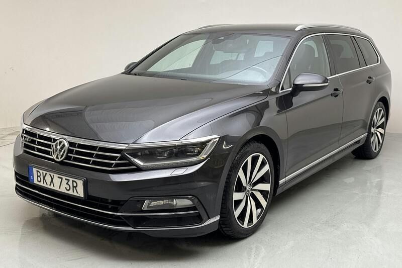 Mörkgrå Begagnad 2019 VW Passat Executive Sedan | 240 900 kr (Lite dyr) - Bild 1/4