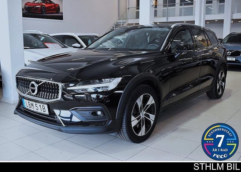 Svart Begagnad 2021 Volvo V60 CC Kombi | 349 000 kr (Marknadspris) - Bild 1/4