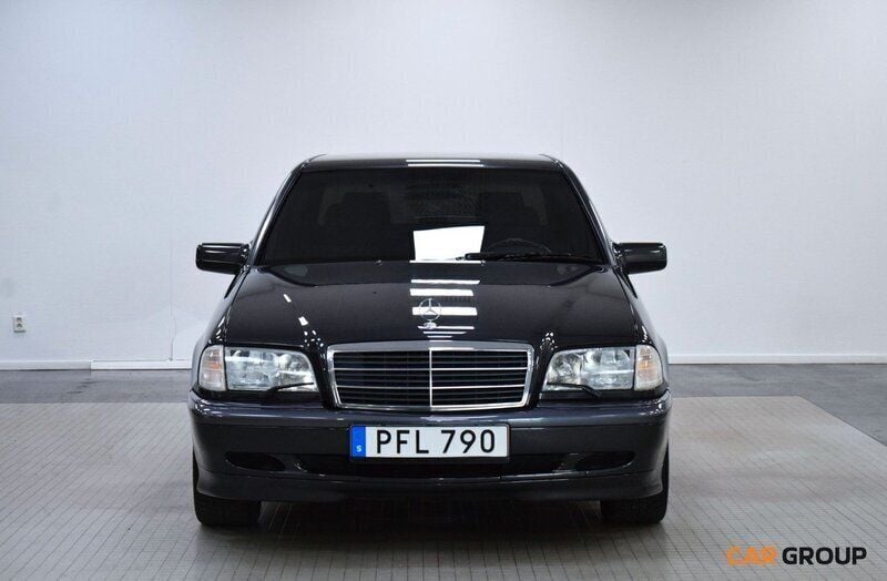 Grå Begagnad 2000 Mercedes C180 Sedan | 79 900 kr - Bild 1/4