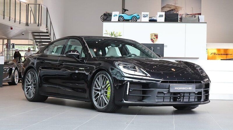 Svart Ny 2024 Porsche Panamera 4 Sedan | 1 692 500 kr - Bild 1/4