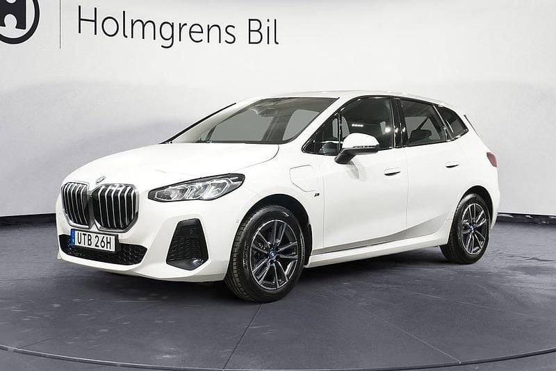 Vit Begagnad 2024 BMW 225 M Sport Kombi | 399 800 kr (Marknadspris) - Bild 1/4