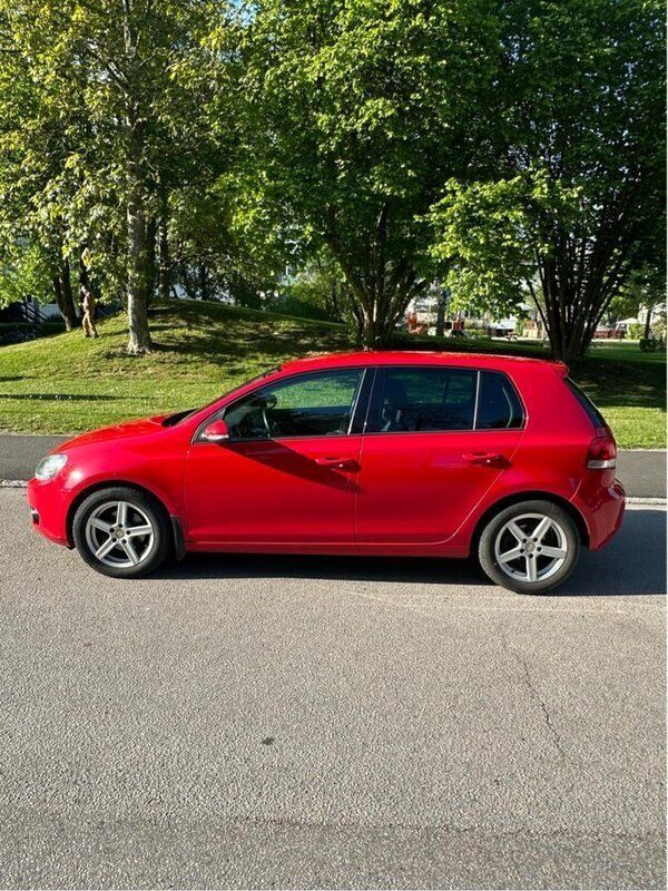 Röd Begagnad 2012 VW Golf VII Halvkombi | 55 900 kr (Marknadspris) - Bild 1/4