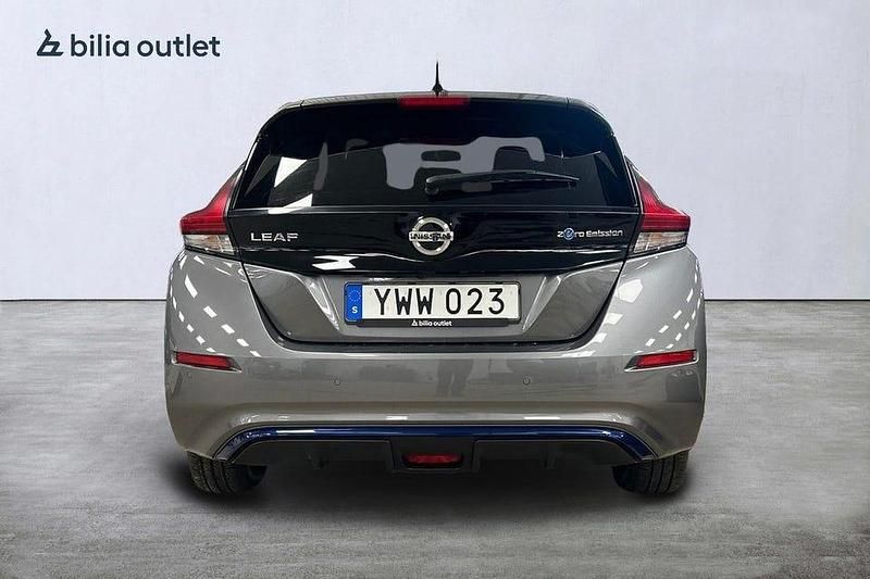Begagnad Nissan Leaf N-Connecta 110 kW (150 HK) 2018 Grå Halvkombi