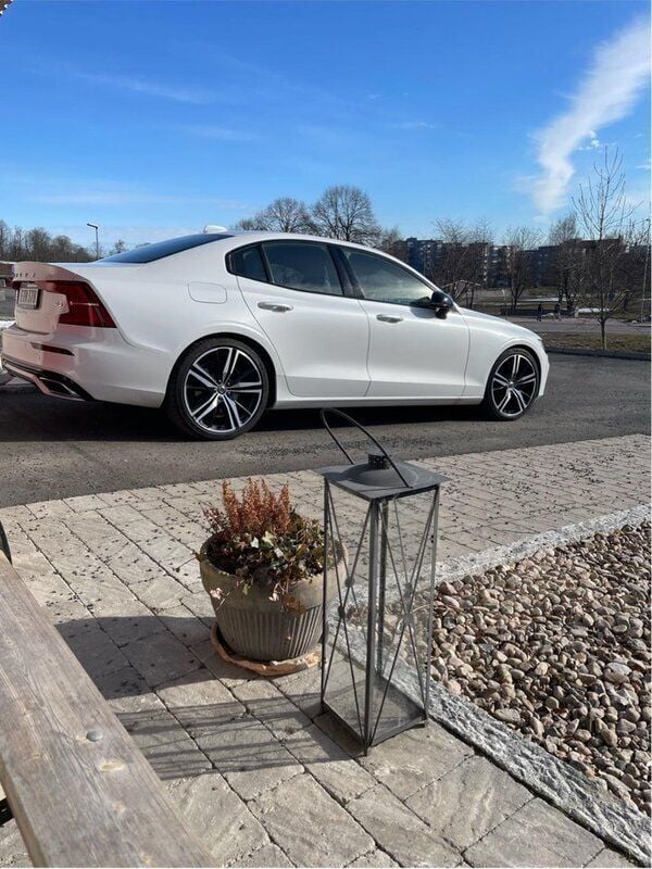 Vit Begagnad 2022 Volvo S60 R-Design Sedan | 395 000 kr (Lite dyr) - Bild 1/3