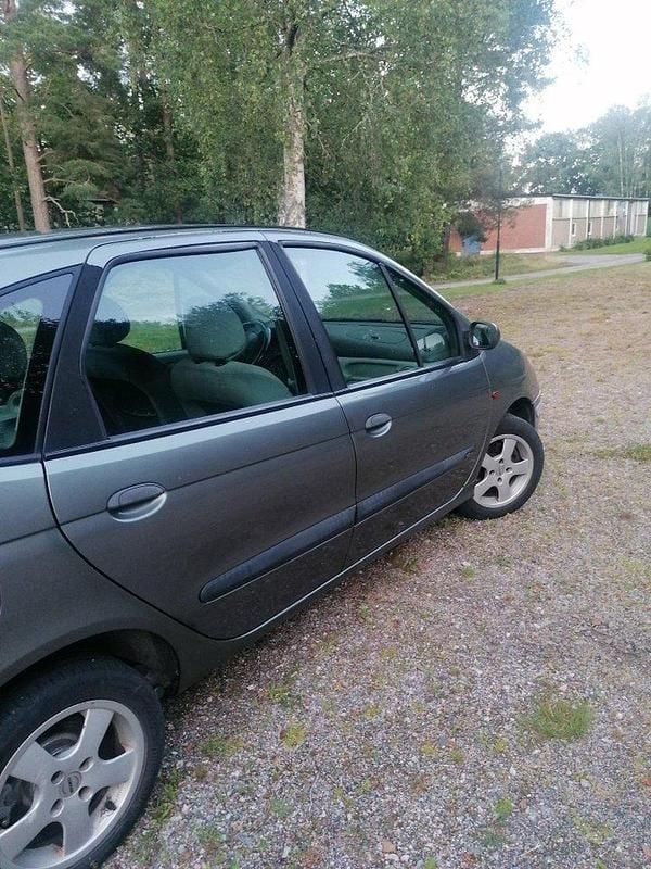 Grå Begagnad 2002 Renault Scénic Authentique Minibuss | 8 900 kr - Bild 1/4