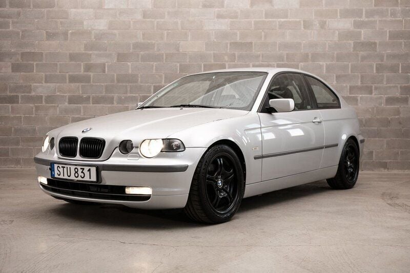 Ljusgrå Begagnad 2001 BMW 325 Halvkombi | 92 500 kr (Marknadspris) - Bild 1/4