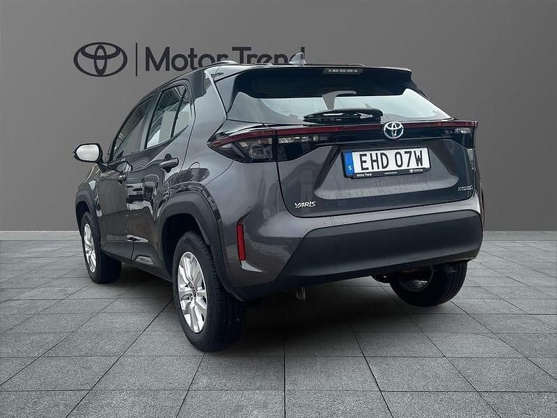 Begagnad Toyota Yaris Hybrid Active 117 HK (86 kW) 2023 Grå