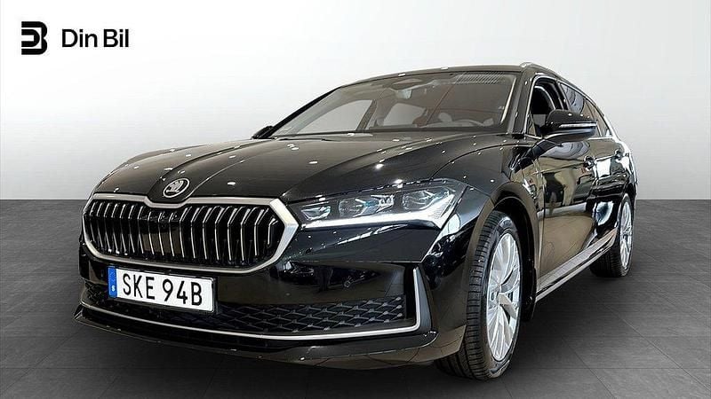 Svart (ebony black metallic) Ny 2025 Skoda Superb Selection Kombi | 490 300 kr (Marknadspris) - Bild 1/4