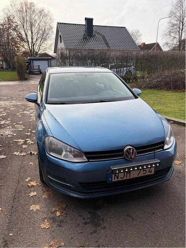 Blå Begagnad 2014 VW Golf VII Halvkombi | 56 000 kr (Marknadspris) - Bild 1/4