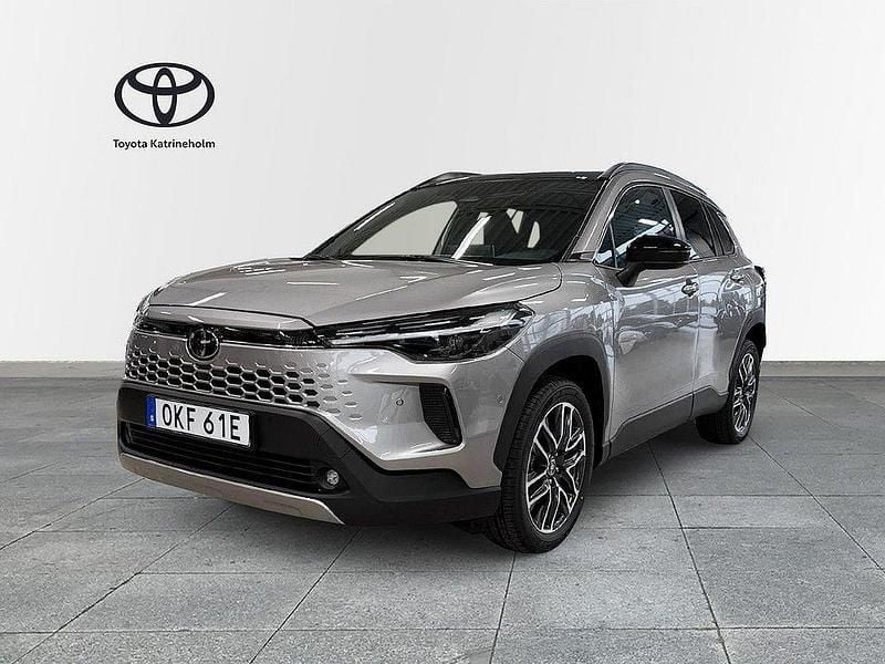 Mörkgrå Ny 2025 Toyota Corolla Cross Executive SUV | 481 500 kr (Dyr) - Bild 1/4