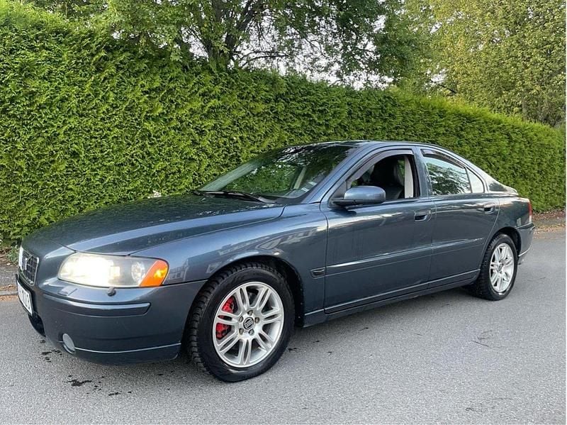 Blå Begagnad 2006 Volvo S60 Sedan | 42 000 kr (Marknadspris) - Bild 1/4