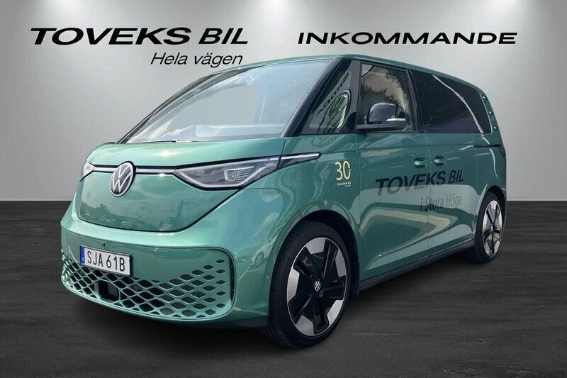 Grön (bay leaf green metallic) Begagnad 2023 VW ID. Buzz Pro Van | 549 900 kr (Marknadspris) - Bild 1/4