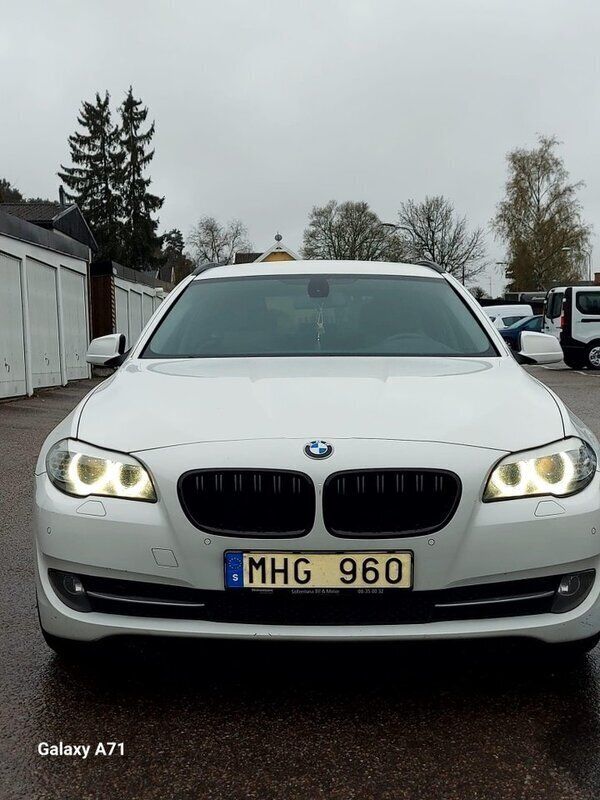 Vit Begagnad 2012 BMW 520 Kombi | 115 000 kr (Marknadspris) - Bild 1/4