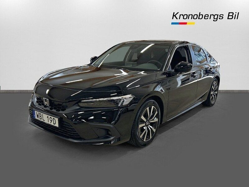 Crystal black pearl Begagnad 2024 Honda Civic Elegance Halvkombi | 387 400 kr (Lite dyr) - Bild 1/4