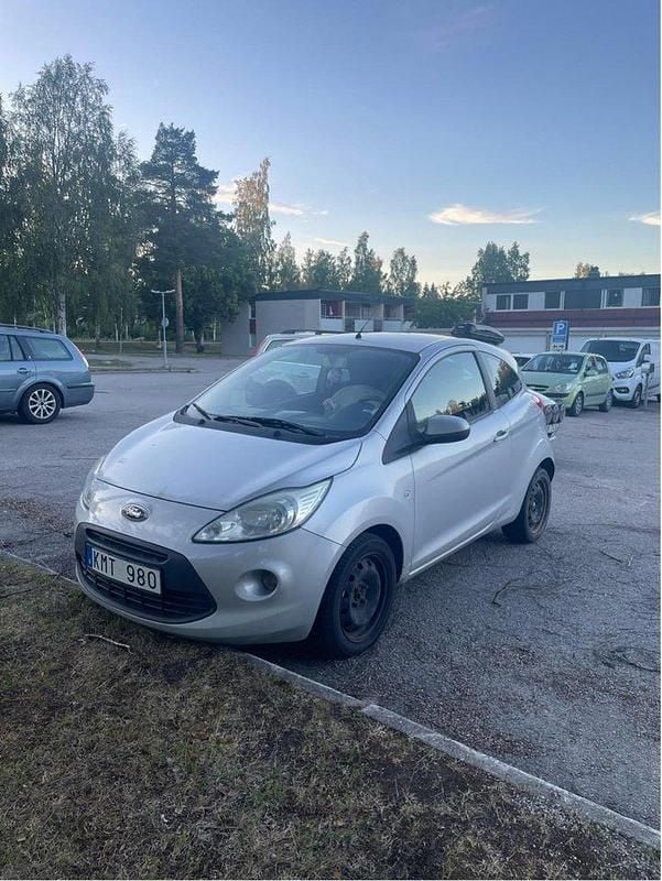 Grå Begagnad 2009 Ford Ka Titanium Halvkombi | 31 000 kr (Marknadspris) - Bild 1/4