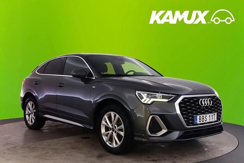 Grå Begagnad 2022 Audi Q3 Sportback S-Line SUV | 398 800 kr (Marknadspris) - Bild 1/4