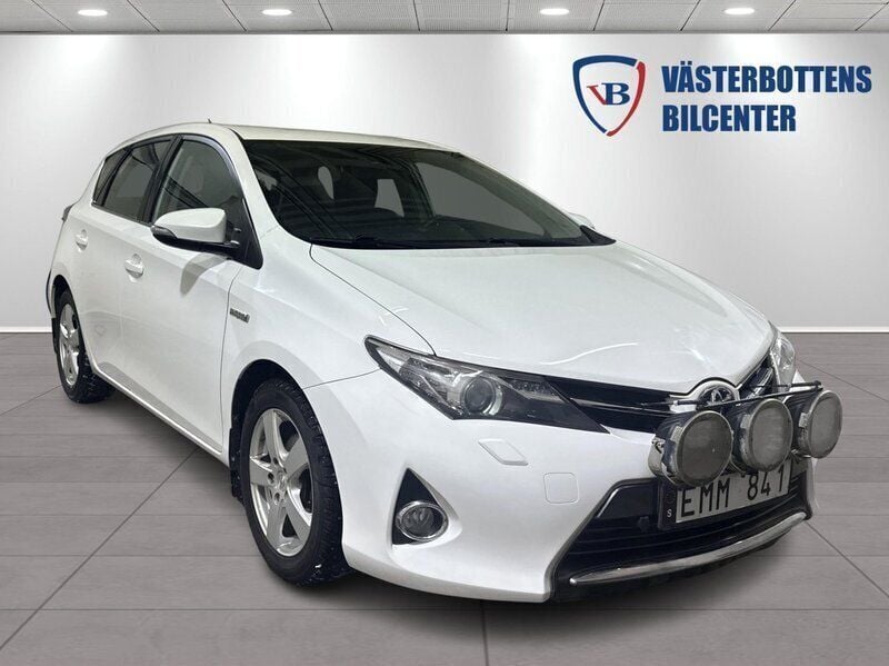 Vit Begagnad 2013 Toyota Auris Hybrid Active Halvkombi | 114 900 kr (Marknadspris) - Bild 1/4