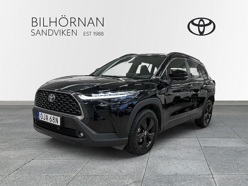 Svart Begagnad 2024 Toyota Corolla Cross Plus SUV | 384 900 kr - Bild 1/4