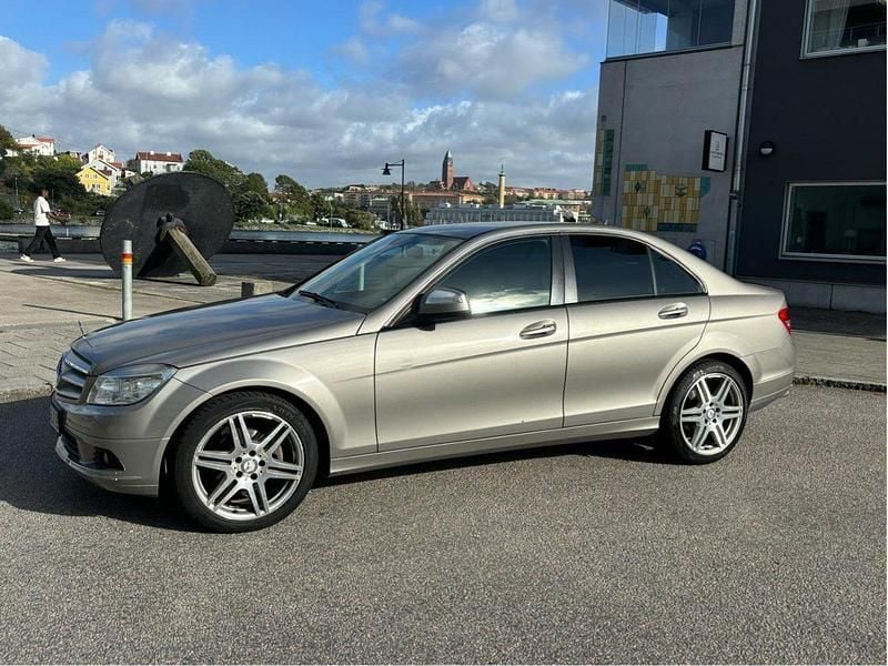 Silver Begagnad 2008 Mercedes C180 Sedan | 51 000 kr (Superpris) - Bild 1/4