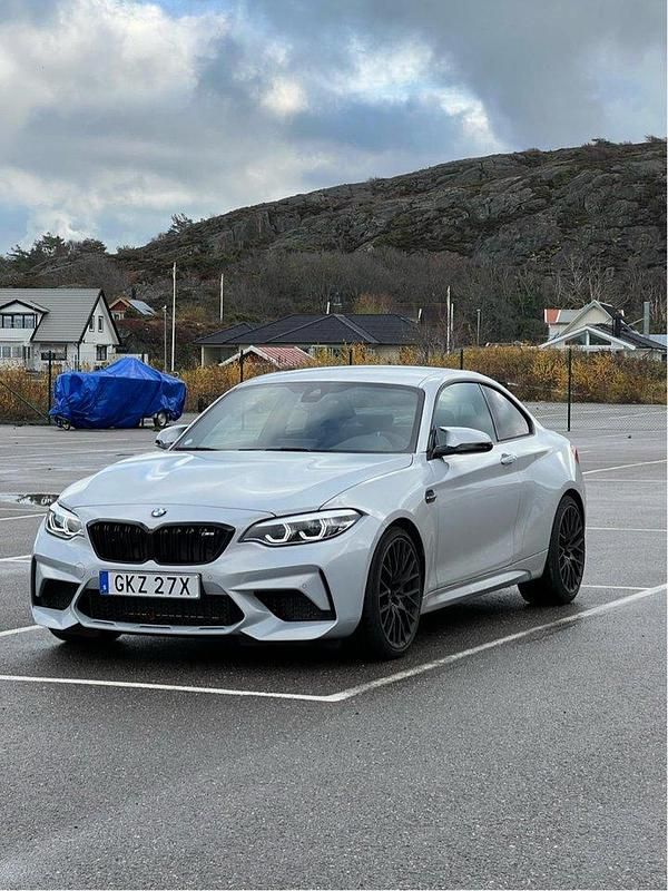 Silver Begagnad 2020 BMW M2 Competition Edition Sportkupé | 649 000 kr (Lite dyr) - Bild 1/4