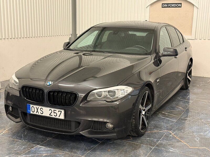 Grå Begagnad 2011 BMW 520 Sedan | 119 900 kr (Marknadspris) - Bild 1/4