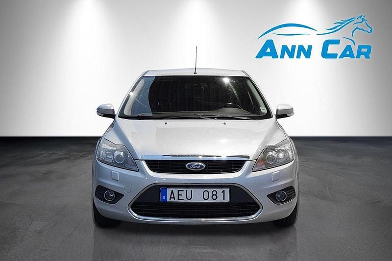 Grå Begagnad 2010 Ford Focus Titanium Halvkombi | 44 900 kr (Marknadspris) - Bild 1/4